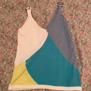 Top med olika färger  - Super cool top med metall spännen💕