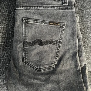 Nudie jeans - Hej, säljer nu mina nudie jeans i modellen Lean Dean. Färgen svart/grå. Säljer dom då dom ej passar mig. 