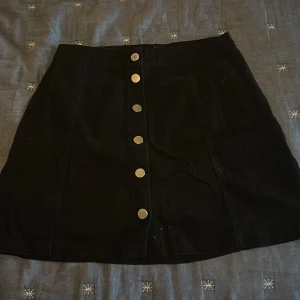 Svart kjol - Svårt kort kjol från H&M. Väldigt bra skick
