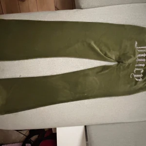 Juicy byxor - Säljer mina fina gröna juicy byxor som inte riktigt passar min stil just nu hör av er för mer bilder💗