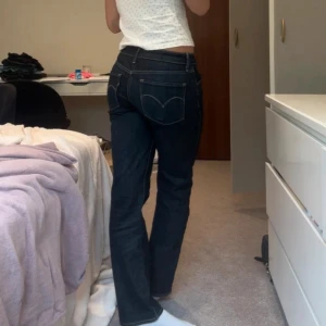 Levis jeans lågmidjade bootcut - Superbra skick, lågmidjade jeans från Levi’s. Midjemått (rakt över): 37 cm, innerbenslängd: 75 cm💞