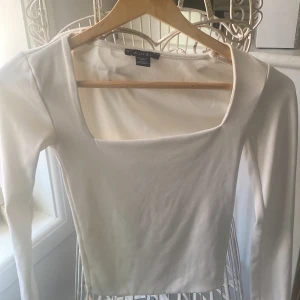 Vit tröja från amisu i storlek xxs-xs - Vit tröja från amisu i storlek xxs-xs, den är i bra skick och säljs för 30kr, knappt använd och perfekt för er som gillar Stockholmsstil!!