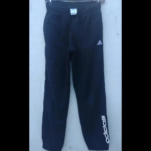 Sweat pants, adidas - Byxorna har ett mjukt och fluffig matrial på insidan, de har aldrig används och säljs för att de är för stora. 