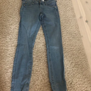 Blå skinny jeans - Säljer ett par blå skinny jeans i storlek 32. De är lågmidjade och har en tight passform. Perfekta för vardagsbruk och kan matchas med nästan vad som helst. De är oanvända och redo för en ny ägare!
