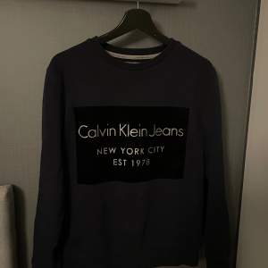 Hej hej! Calvin Klein tröja i mörkblå! Storlek S Ny pris 800kr Skriv om du har frågor!