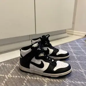 Hejsan, säljer ett par Nike Dunk highs i väldigt bra skick. Köpt som nya från zalando (kvitto finns kvark). Kontakta härna vid intresse 😀