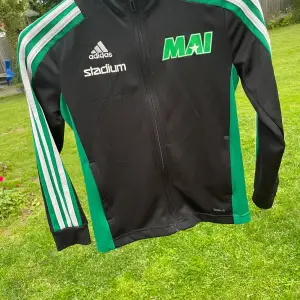 MAI kofta säljes i hyfsat bra skick ändats ett litet rivmärken under adidasloggan. Men inte använd så många gånger. 