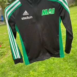 MAI kofta - MAI kofta säljes i hyfsat bra skick ändats ett litet rivmärken under adidasloggan. Men inte använd så många gånger. 