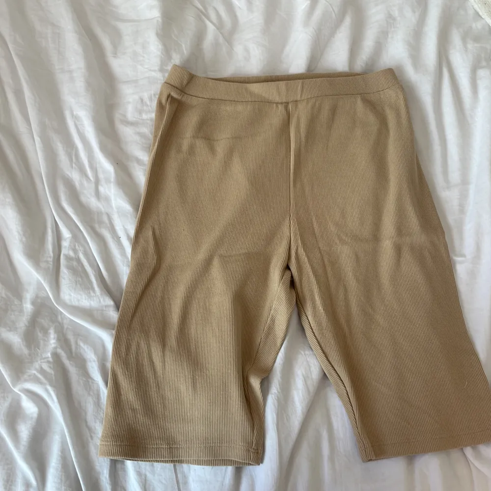 Gyckel byxor från Kappahl i storlek 170 bra stick . Shortsit.