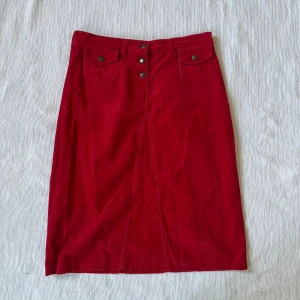 Röd manchesterkjol med knappar - Röd manchesterkjol i storlek S 🍒lågmidjad och har söta fickor