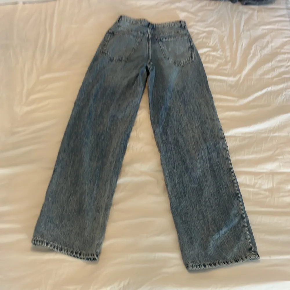 Säljer dessa jeans då de inte kommer till användning!💕 Midjemått rakt över ca 33cm Innerbenslängd ca 82cm. Jeans & Byxor.