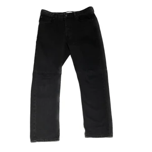 Svarta jeans - Säljer ett par svarta jeans i bra skick.  Perfekta för både vardag och fest!