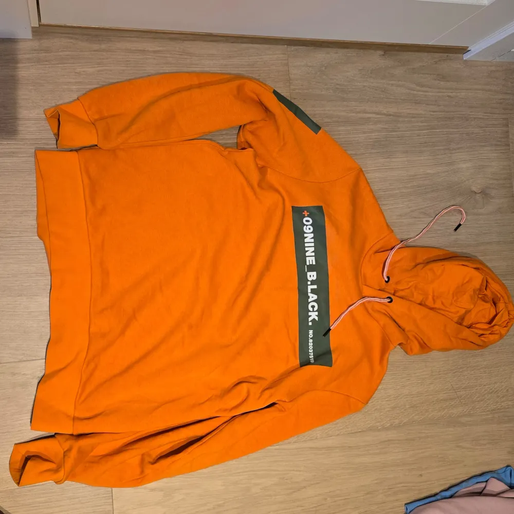 Vit, stl L Orange, strl L Rosa, stl xl Blå, stl xl. Hoodies.