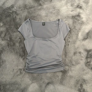 Fin Topp/Tshirt - Tröjan är superfin och oanvänd från Shein, Stl XS. Har scrunsh på sidan och urringning.
