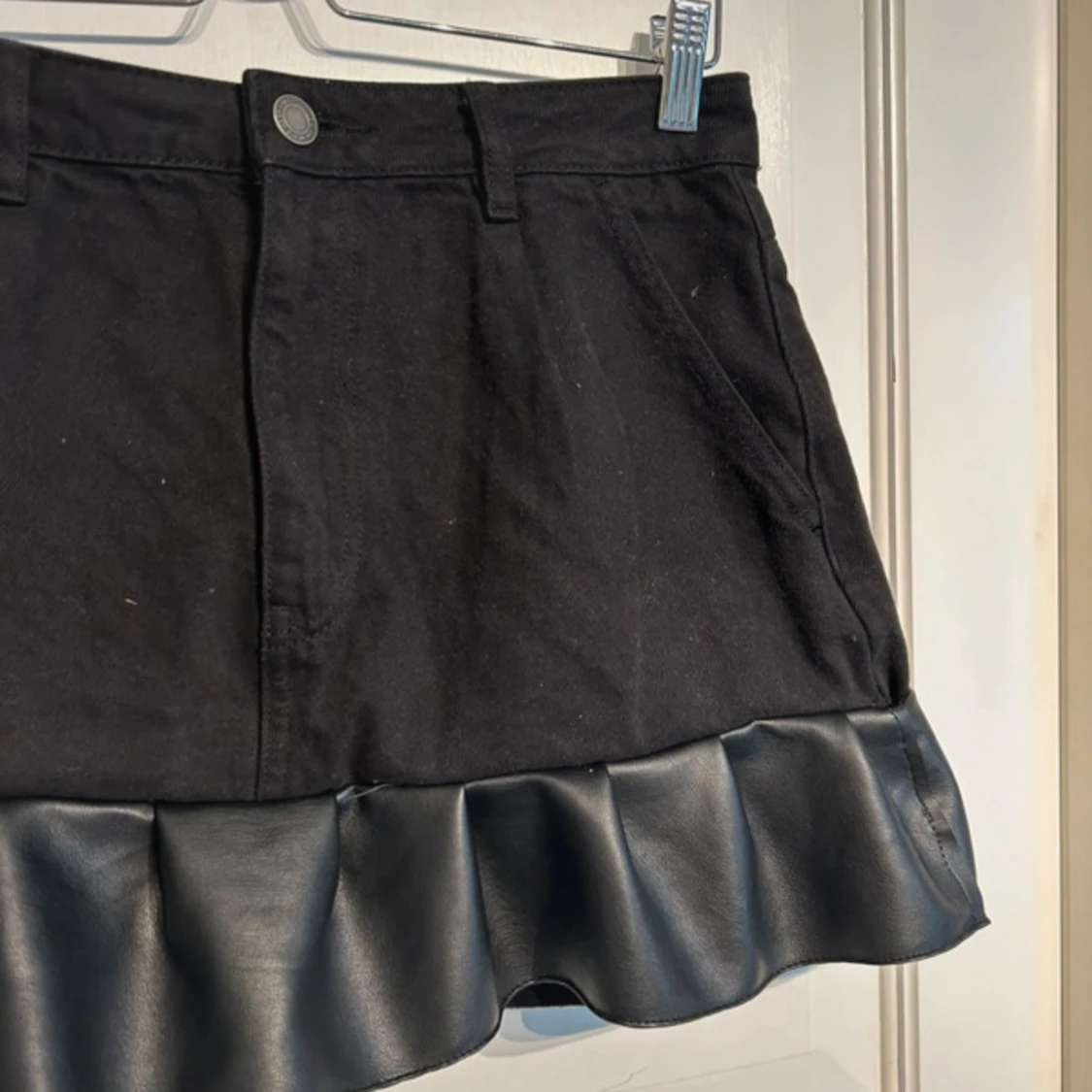 Svart kjol med volangdetalj