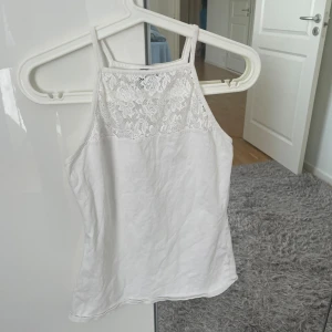 Vit linne - Ett vit linne med broderi detaljer vid halsen.