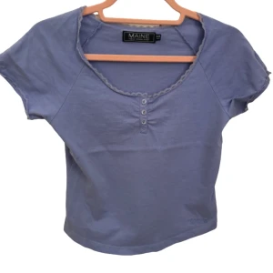 lila blus :> - lila tshirt, köpt secondhand men säljer då jag själv inte använt den ;( har själv storlek xs/s men blusen passar ändå fint !! hör gärna av dig om du har några frågor angående produkten eller om du vill ha fler bilder osv 💓