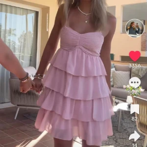 Rosa klänning - Såå fin rosa klänning som tyvärr inte passade på mig💗💗 lånade bilder