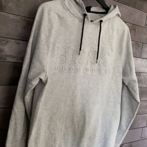 Hugo boss hoodie - Riktigt fin Hugo boss tröja går inte att få tag på längre så säljer den t nån som vill ha för riktigt bra pris, bara seriösa köpare. Storlek M men passar även S