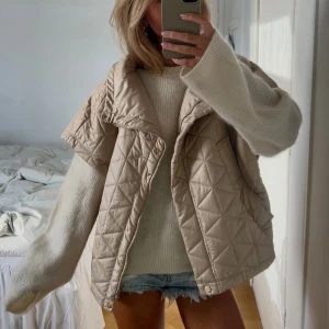 Väst/cape - Slutsåld cape från copenhagen muse!! Använd fåtal gånger🔥obs åker utomlands på tisdag, kan skicka senast måndag!!