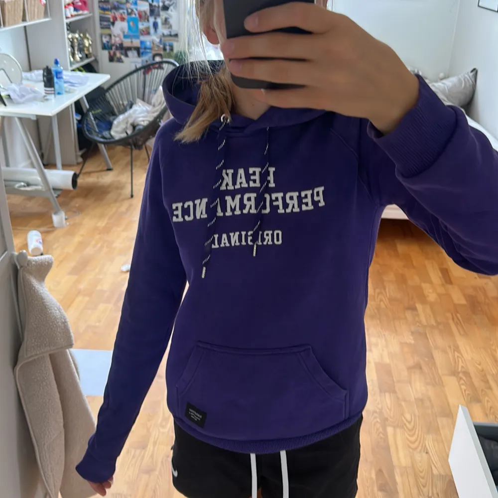 Gammal hoodie från peak som inte kommer till användning längre!. Hoodies.