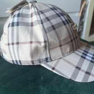 Burberry keps  - Oanvänd keps som kommer från min mormor. Finns inget kvitto då jag fick denna av henne 
