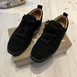 Christian Louboutin skor - Säljer ett par Christian Louboutin skor i storlek 44 med box, dustbag och två extra nitar. Skriv vid funderingar. Tar även byten!!