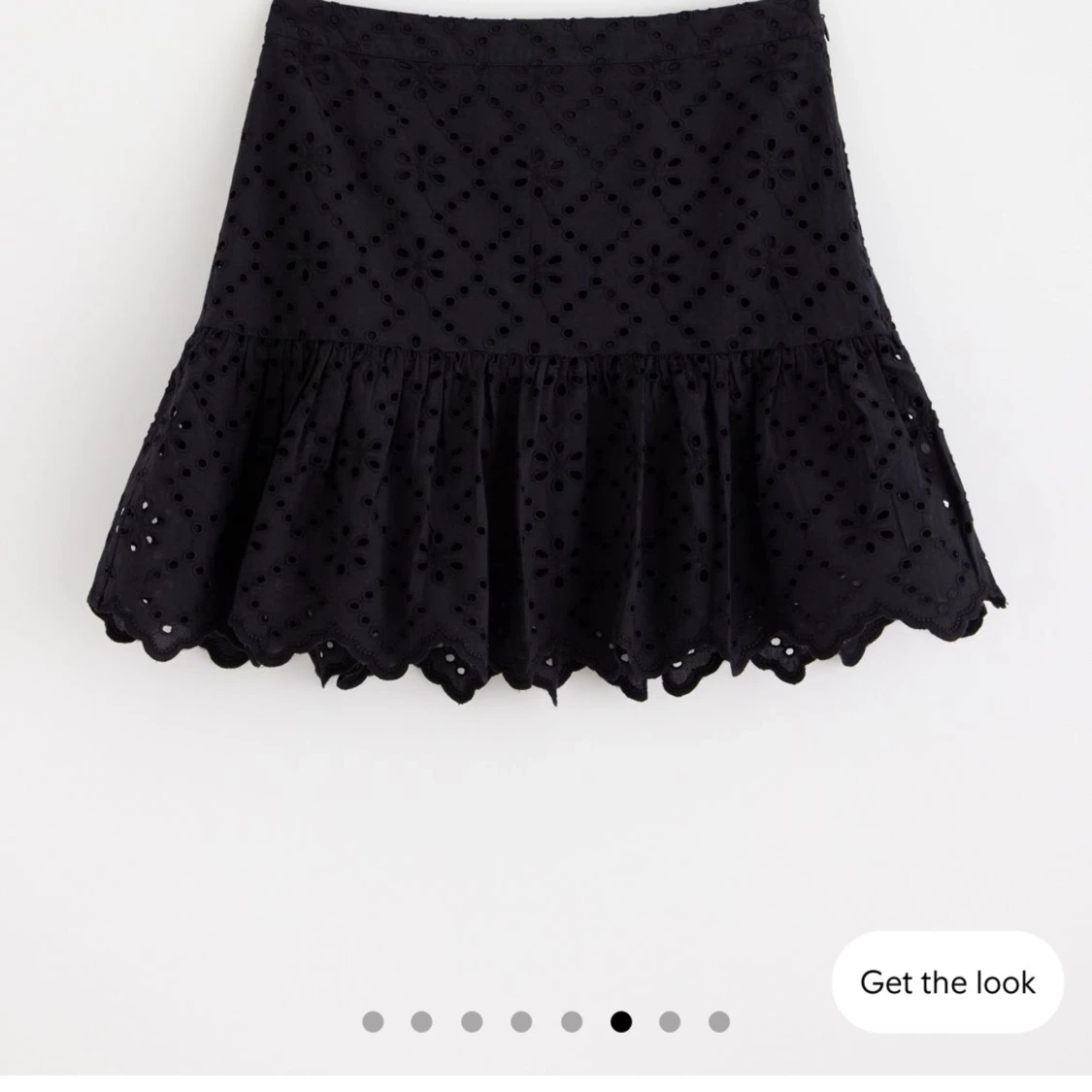 Svart kjol med broderade detaljer - 90