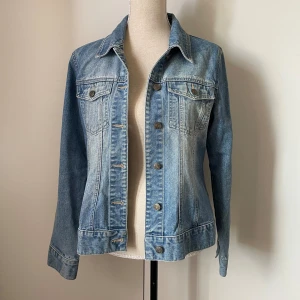 Blå jeansjacka - Perfekta blå jeansjackan! Från Åhlens, storlek 42 men skulle snarare säga att den är som S/M. 🤍Knappt använd!
