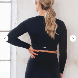 Aimn träningströja long sleeve  - Ribbad träningströja från Aimn, använd vid ett tillfälle. Långärmad.