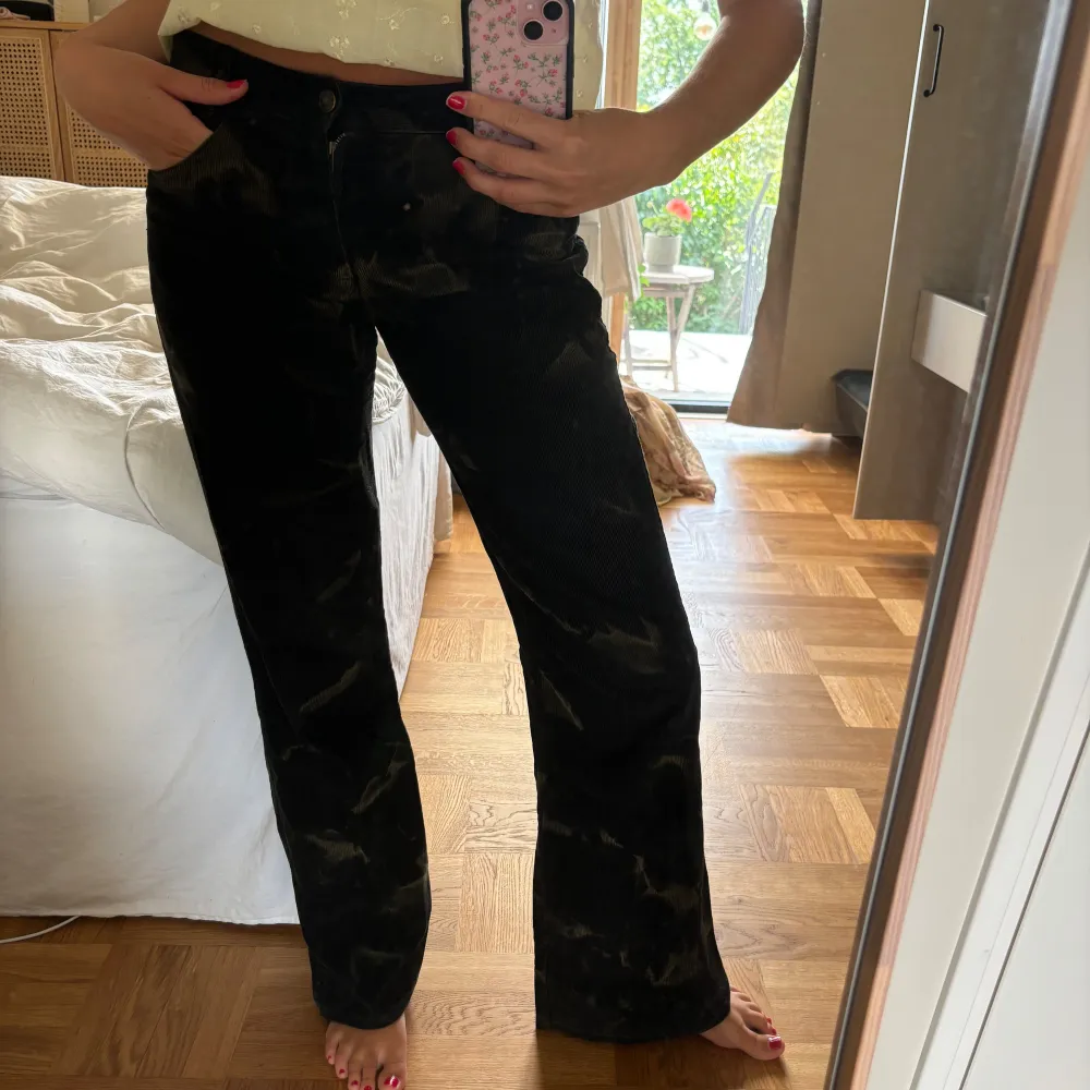 Svarta lågmidjade manchesterbyxor med blekta detaljer från H&M i storlek 34. Jag på bilden har vanligtvis storlek 36 och är 173 cm lång. Superfint skick, passar till alla tillfällen.. Jeans & Byxor.