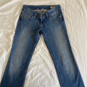 Lee jeans - Skitsnygga lågmidjade bootcut jeans!!❤️❤️ Midjemått-75cm                                                        Innerbebslängd-79 cm                                                             Hela benlängden-100 cm