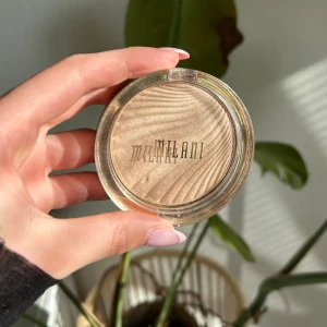 Milani highlighter - Highlighter från Milani, använd fåtal gånger med RENA borstar och händer.  Färg: summer glow  Påminner om Caias highlighter Sydney  Nypris: ≈ 200kr Mitt pris: 50kr