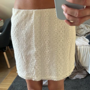 Spets kjol - Superfin spetskjol som kan användas som topp också💞💞den är i stl 164 men passar mig som i vanliga fall har stl s/m. Kjolen finns inte att köpa längre så accepterar ändats bra bud🤗