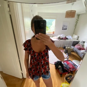 Tröja - Köparen står för frakt! Hej jag säljer en jättcool tröja som man kan ha på tre olika sätt enligt mig😋