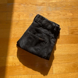 Nudie Jeans Grim Tim 29/32 - Tja! Säljer dessa feta Nudie Jeans i modellen Grim Tim. Jeansen har inga anmärkningar och är i fint skick. Storleken är 29/32. Pris kan diskuteras vid snabb affär