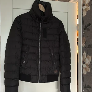 Jacka G-star - Nästan helt ny vinterjacka från G-star. Storlek: S Färg: svart. Kortare modell.