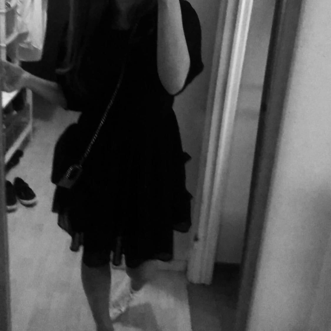 Svart kortklänning med volanger