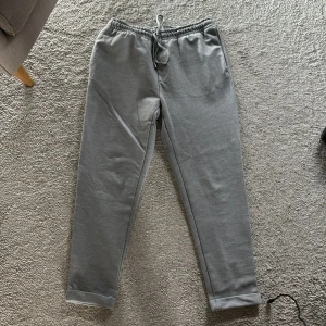 Stiligare joggers från Zara - Dessa byxor är nästan som joggers fast de är lite finare och har en smartare look. Dem har ett fastare och hårdare material än vanliga joggers och ger dem därmed detta utseendet. Storleken är M fast passar även S.