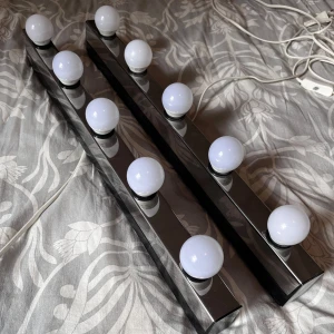 Sminklampor - Sminklampor som skruvas upp på väggen. Fungerar som dom ska. Från ikea. 