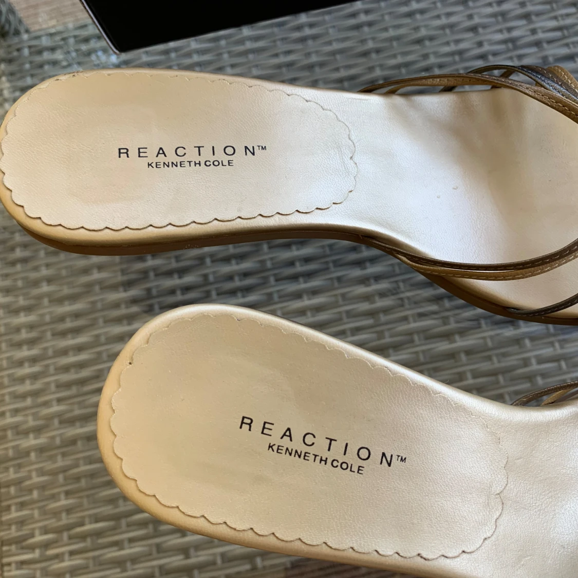 Guldfärgade sandaler från Kenneth Cole Reaction - 2