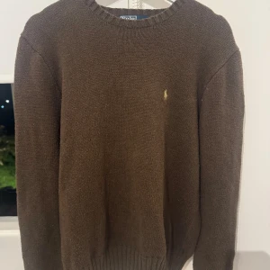 Ralp Lauren  - Säljer denna Ralph Lauren tröja som jag aldrig använt! Det är en man tröja i storleken L men passar lika bra på mig som är dam S. Skulle passa perfekt på någon som har storlek S-L oavsett kön!