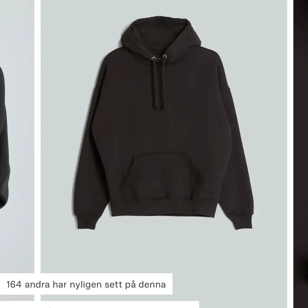 Säljer en svart hoodie i storlek S. Den är supermysig och perfekt för höst och vinter. Hoodien har en stor ficka fram och en justerbar huva med snören. Den är i bra skick och passar perfekt för en avslappnad stil.. Tröjor & Koftor.