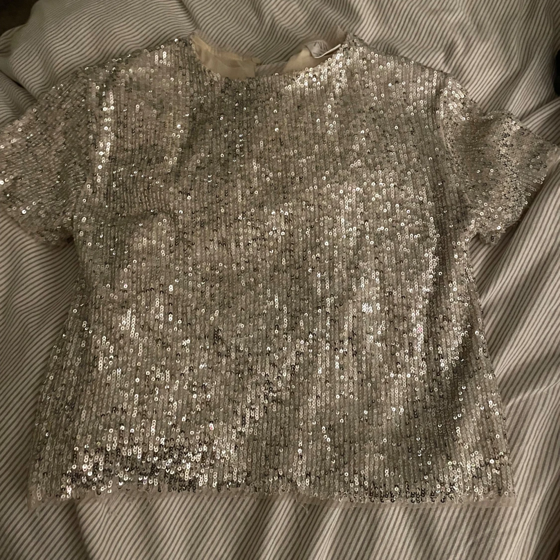 Jättesnygg silvrig paljett top