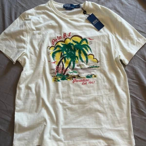 Ralph Lauren t shirt  - Säljer snygg t shirt från Ralph lauren limiterad sommar kollektion nypris 1,200 helt ny med prislappen kvar pris kan diskuteras vid snabb affär 