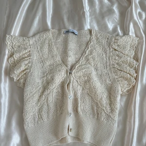 Fin zara tröja - Storlek M passar mig som vanligtvis bär S Använd en gång💖💖 Säljs inte längre Orginalpris: 329 Mitt: pris från 120 💖💖