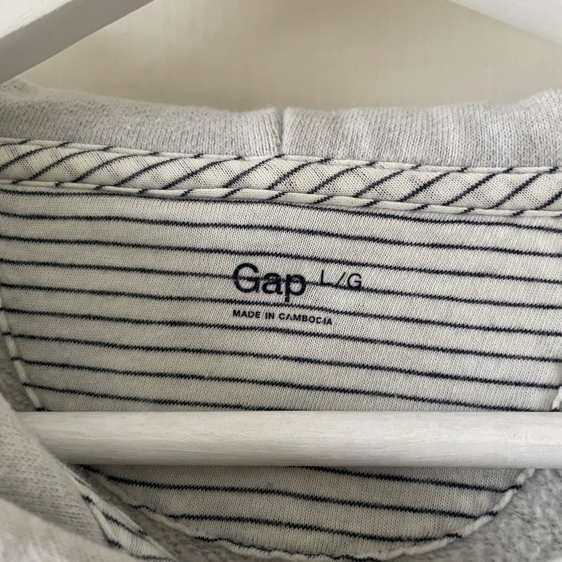 Grå hoodie från GAP - 90