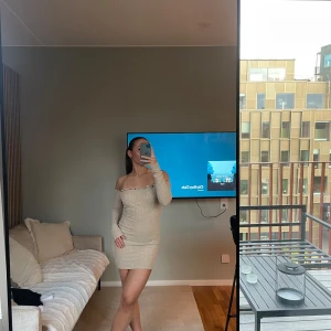 Beige klänning  - Säljer denna fina klänningen som inte kommer  användning. Skriv privat om fler bilder eller frågor:) 