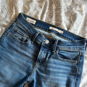Levis 710 super skinny jeans waist 25 - Levis 710 super skinny jeans waist 25, använda få gånger🩷säljer även ett par till jeans i samma modell men med lite annorlunda blå färg !