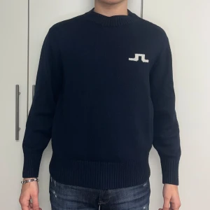  J Lindeberg tröja - J Lindeberg stickad tröja | Skick 8,5/10 | Storlek S  | Modell är 181cm lång | Frakt via PostNord eller Instabox på kundens bekostnad | Hör av er vid funderingar📧